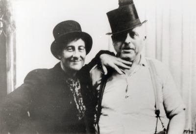 879136 Portret van de heren Verheem (links) en Chris de Jong, Wijk C-bewoners, verkleed als 'de Dikke en de Dunne' ...